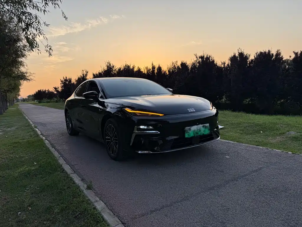 Galaxy Xingyao 8 130 km EM-i Distinguished