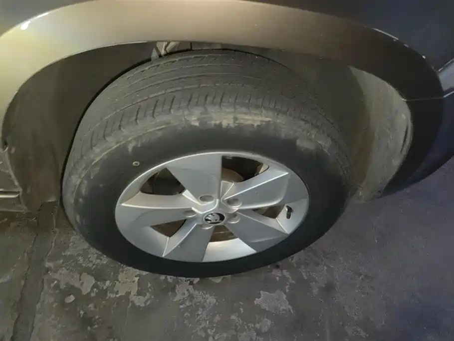 Yeti TSI280 DSG Forward