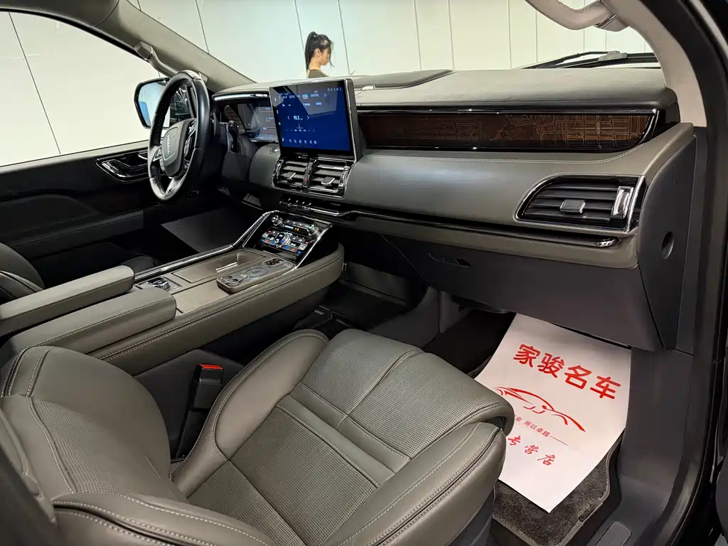 Navigator 3.5 T LWB President