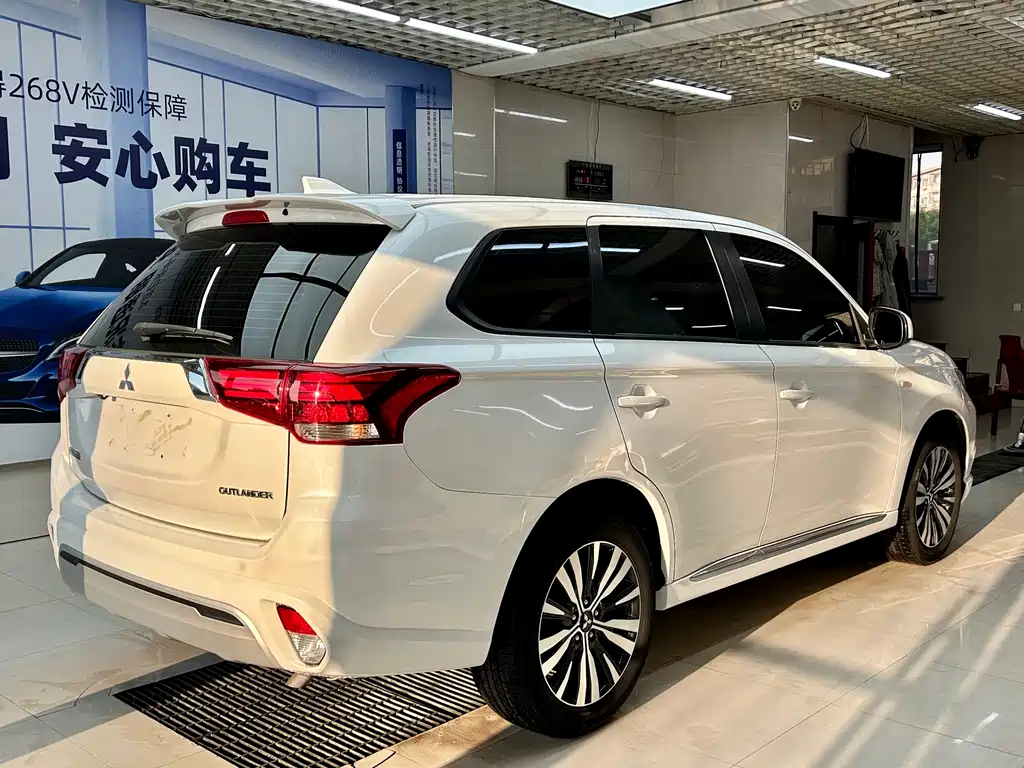 Outlander 2.0 L 2 WD Smooth Travel 5-seat