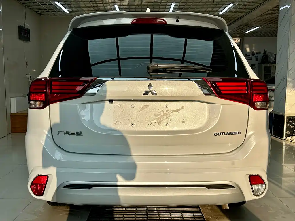 Outlander 2.0 L 2 WD Smooth Travel 5-seat