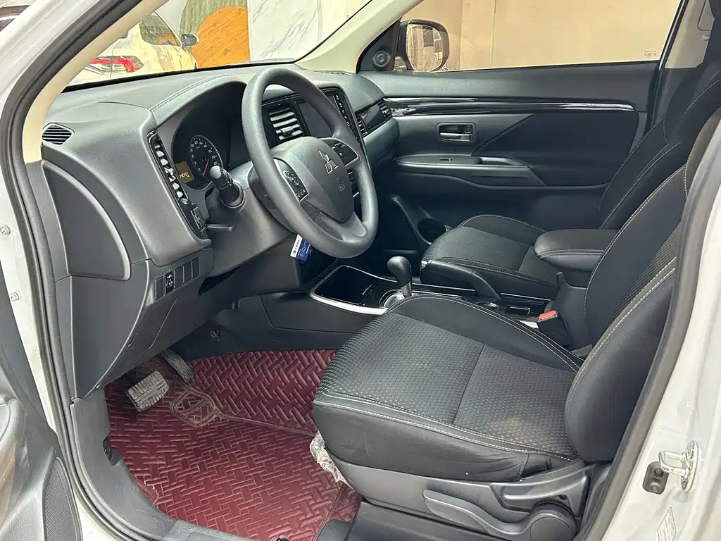 Outlander 2.0 L 2 WD Smooth Travel 5-seat