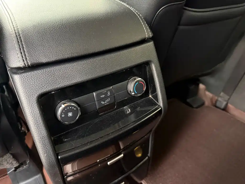 Edge EcoBoost 245 2 WD Grand Sharp 7-seat