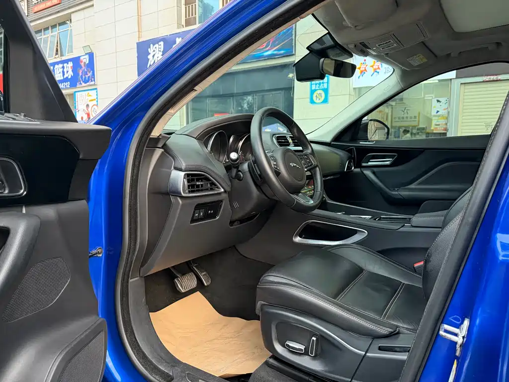 Jaguar F-PACE 2.0 T 4 WD Urban Premium
