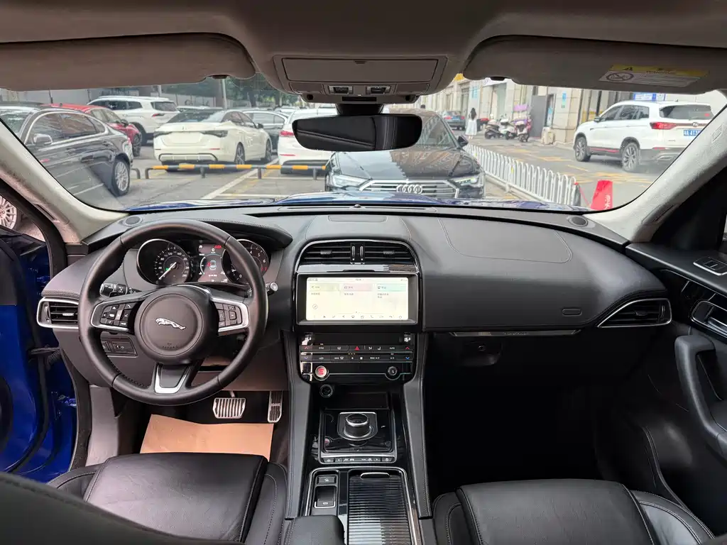 Jaguar F-PACE 2.0 T 4 WD Urban Premium