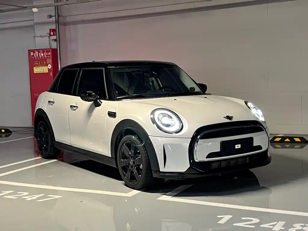 MINI Facelift 1.5 T COOPER Artist 5-door