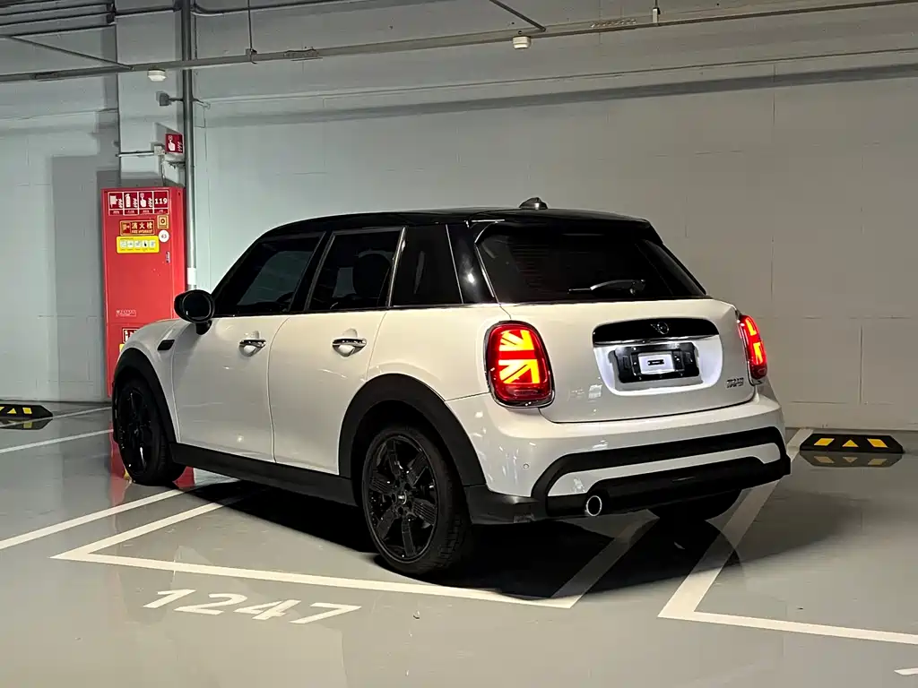 MINI Facelift 1.5 T COOPER Artist 5-door