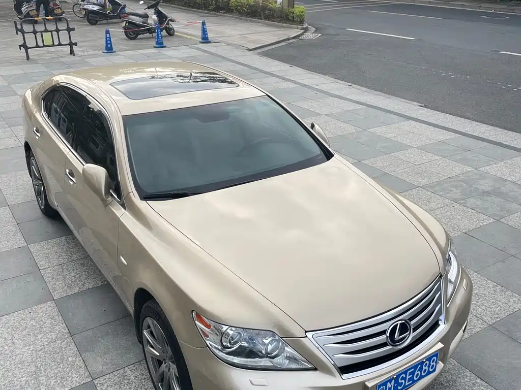 Lexus LS 600 hL Distinguished