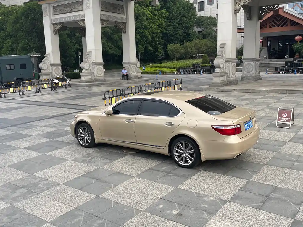 Lexus LS 600 hL Distinguished
