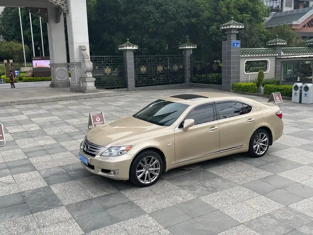 Lexus LS 600 hL Distinguished