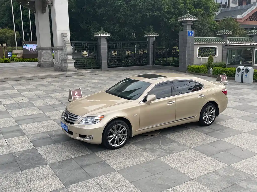 Lexus LS 600 hL Distinguished