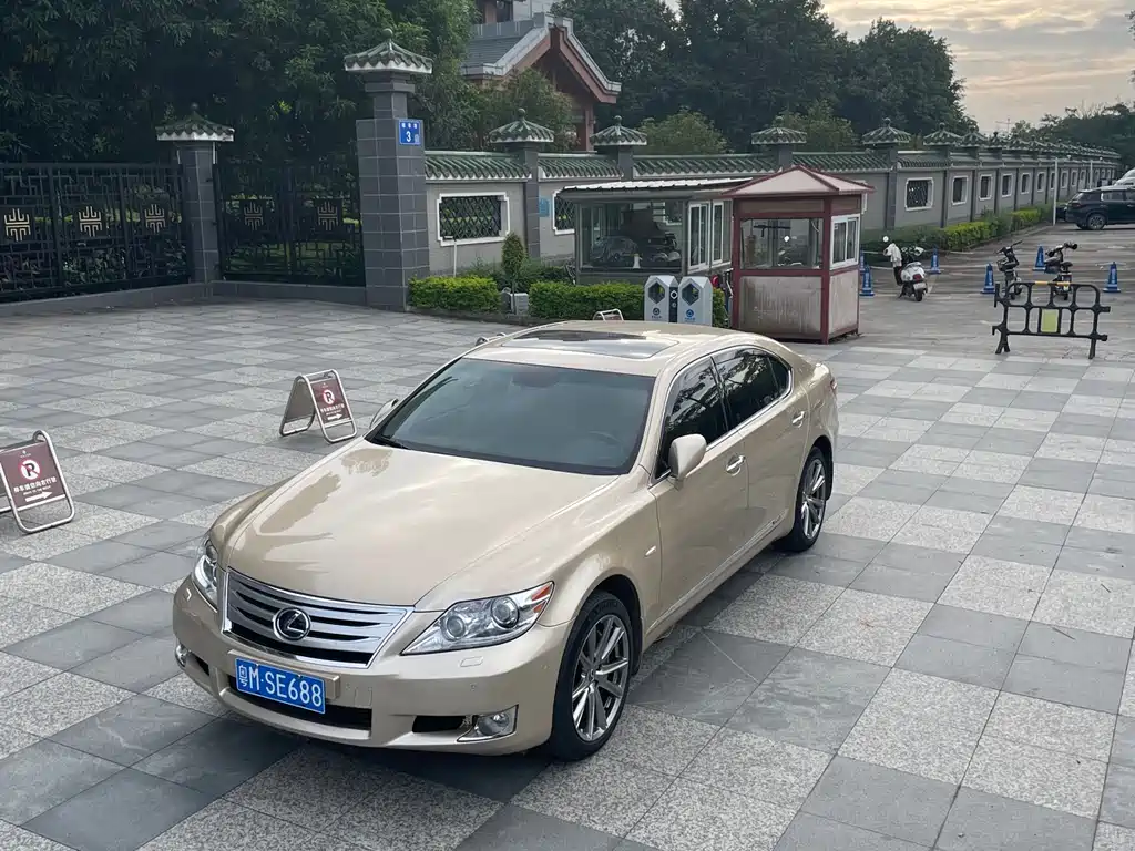 Lexus LS 600 hL Distinguished