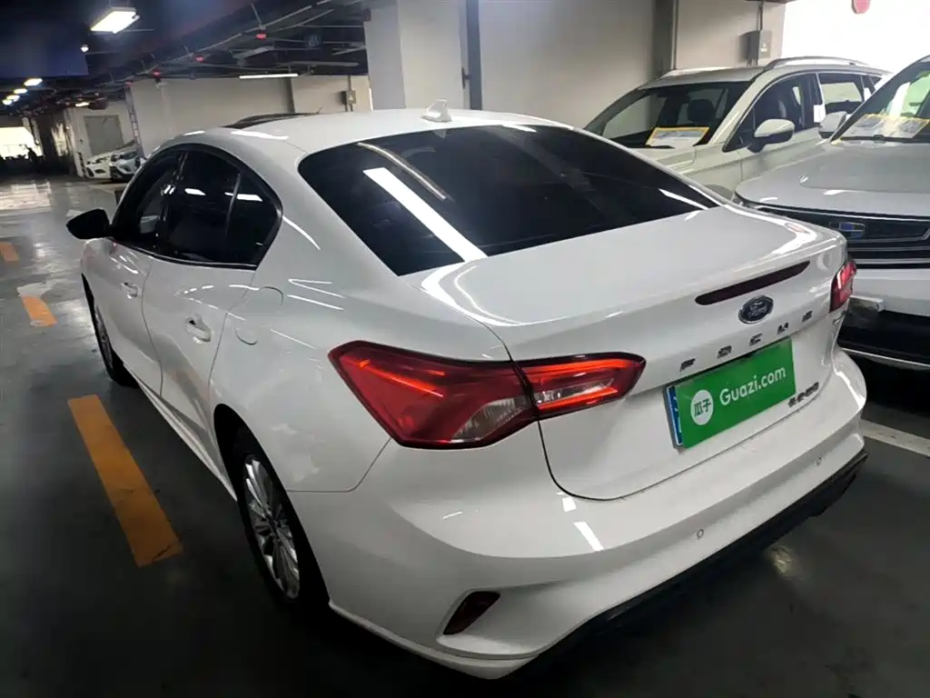 Focus Sedan EcoBoost 180 Auto Sharp Trend