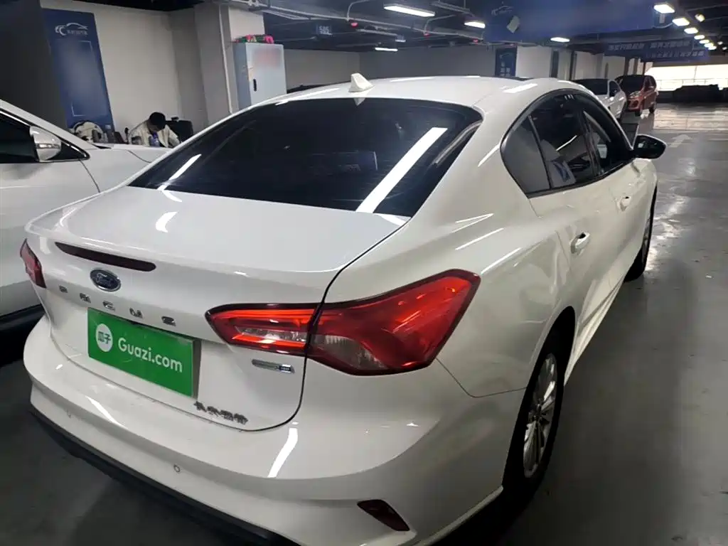 Focus Sedan EcoBoost 180 Auto Sharp Trend