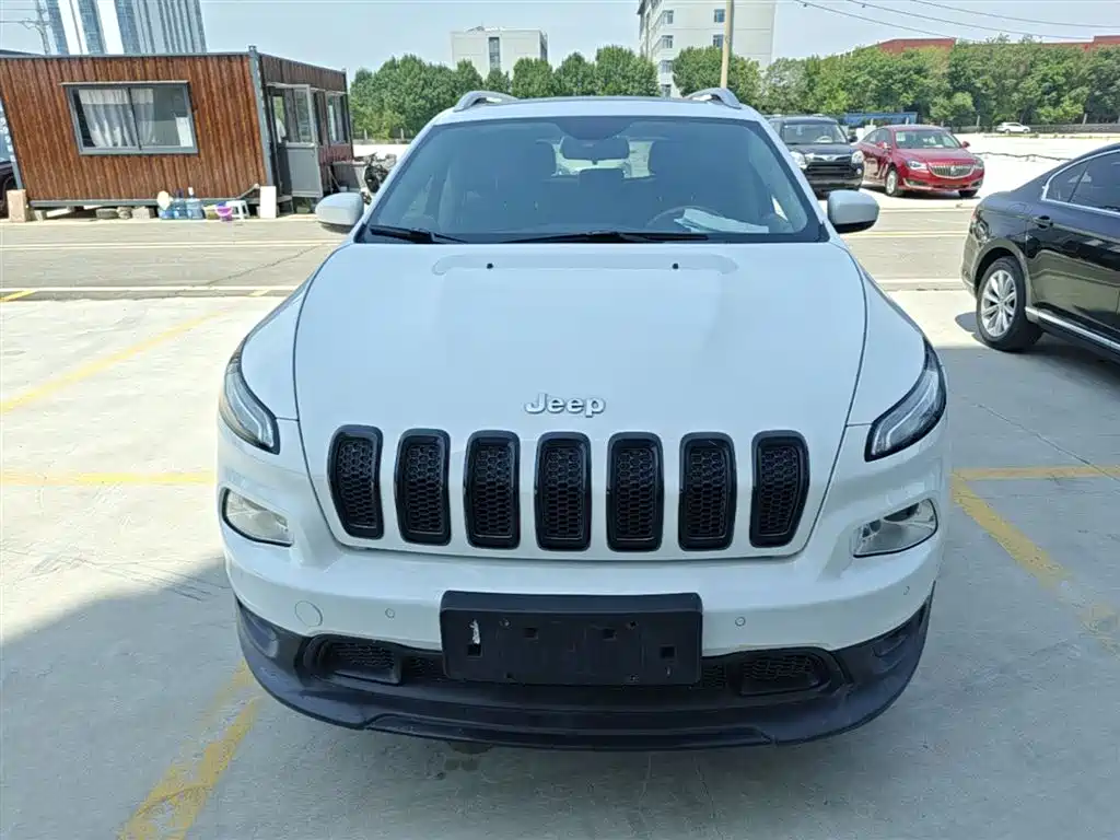 Cherokee 2.4 L Leading