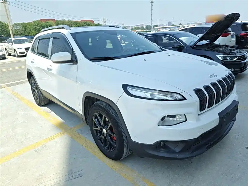 Cherokee 2.4 L Leading