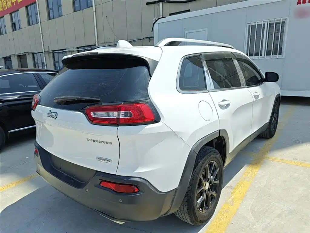 Cherokee 2.4 L Leading