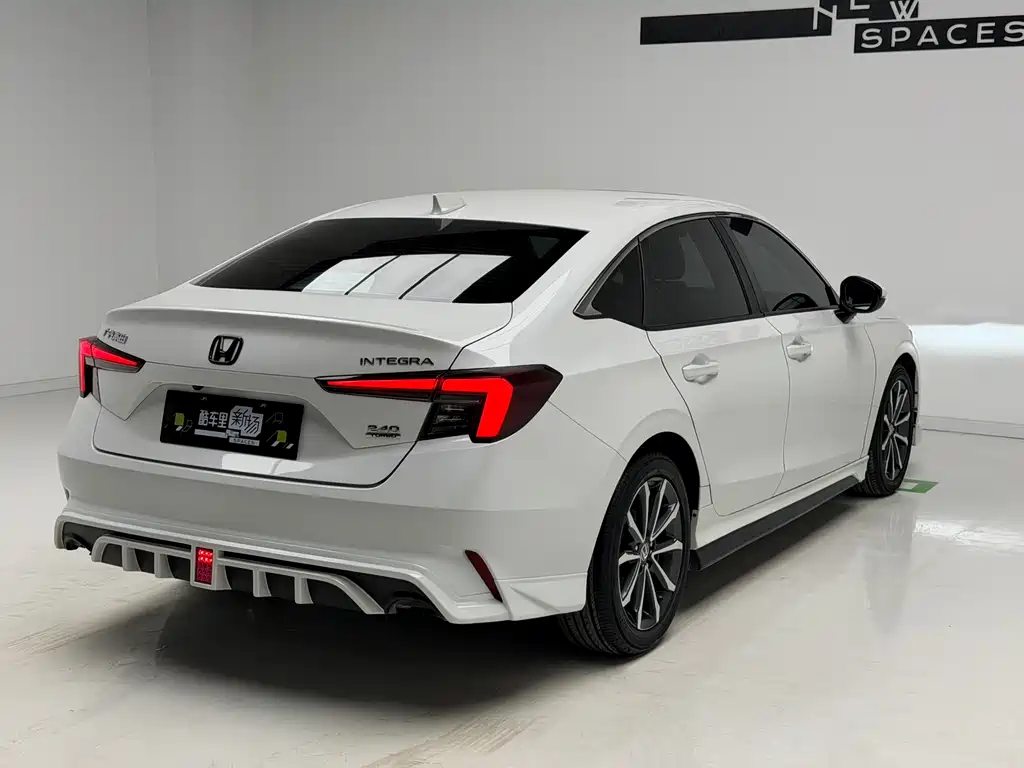 Integra 240 TURBO CVT Luxury