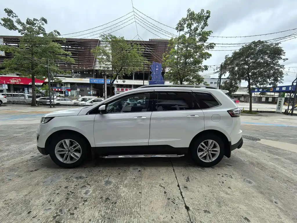 Edge EcoBoost 245 2 WD Platinum Sharp 7-seat