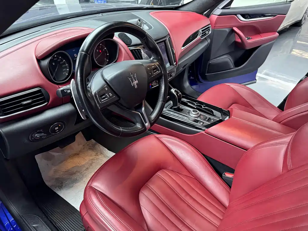 Levante 3.0 T Standard CN-V