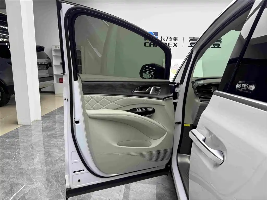 Denza D9 DM-i 970 4 WD Flagship