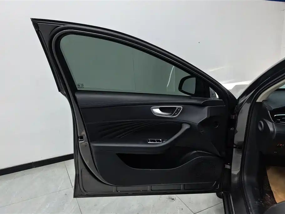 Roewe D7 DMH 125 km Transcend
