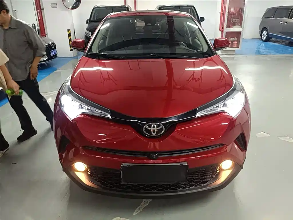 Toyota C-HR 2.0 L Leading