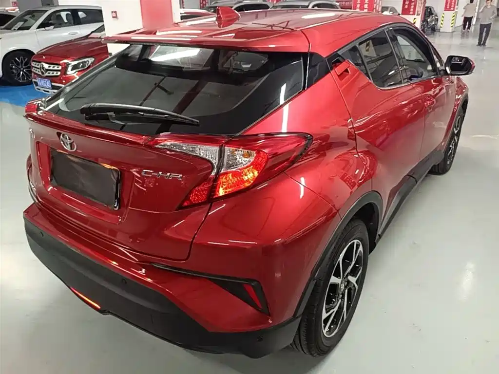 Toyota C-HR 2.0 L Leading
