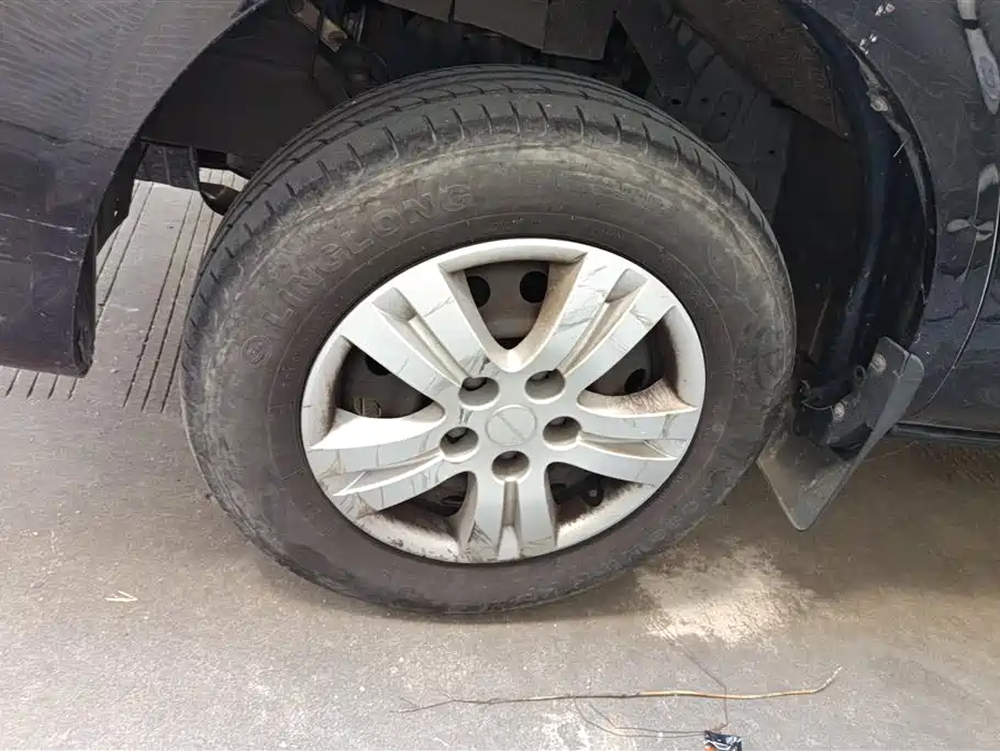 Lingzhi M5 L 1.6 L Utility 7-seat