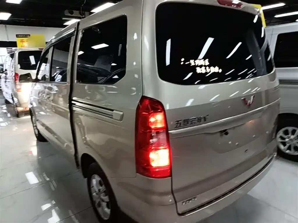 Wuling Hongguang V 1.5 L Power Enjoyment Electric Assist LAR
