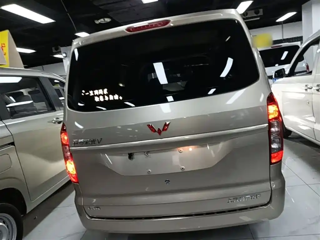 Wuling Hongguang V 1.5 L Power Enjoyment Electric Assist LAR