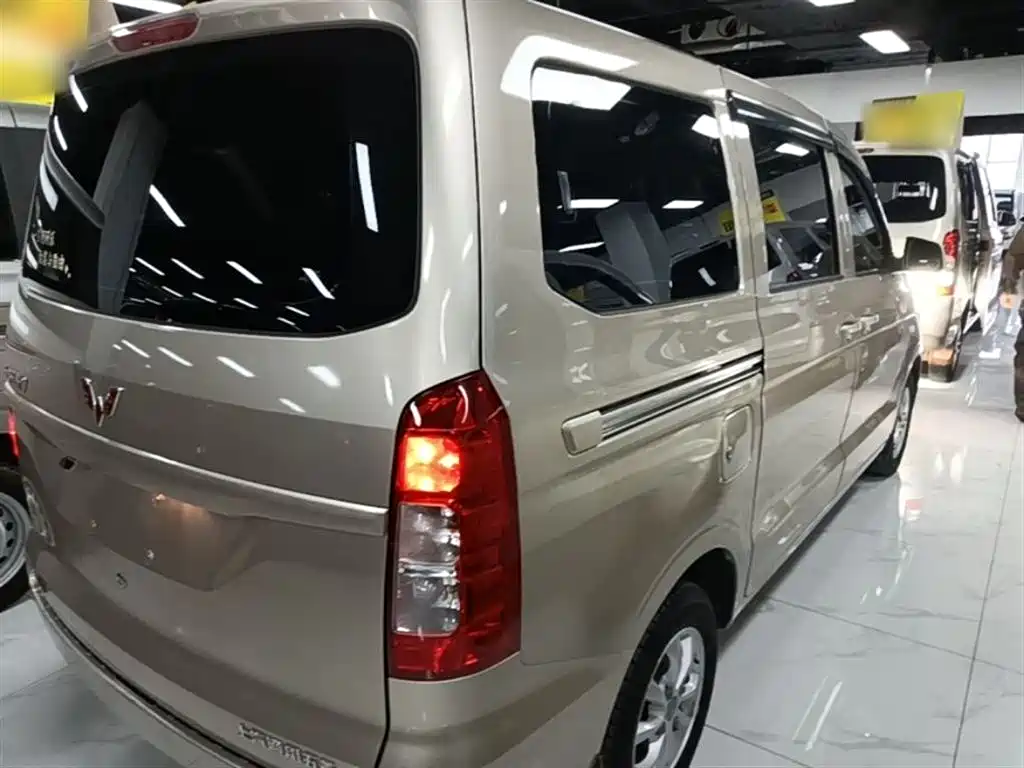 Wuling Hongguang V 1.5 L Power Enjoyment Electric Assist LAR