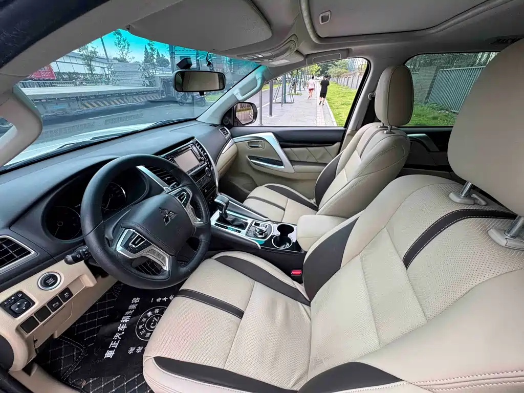 Pajero Sport (Import) 帕杰罗·劲畅进口 2019款 3.0 L 标准型