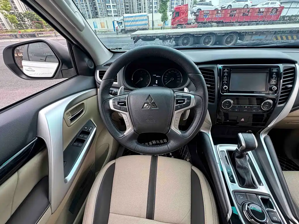 Pajero Sport (Import) 帕杰罗·劲畅进口 2019款 3.0 L 标准型