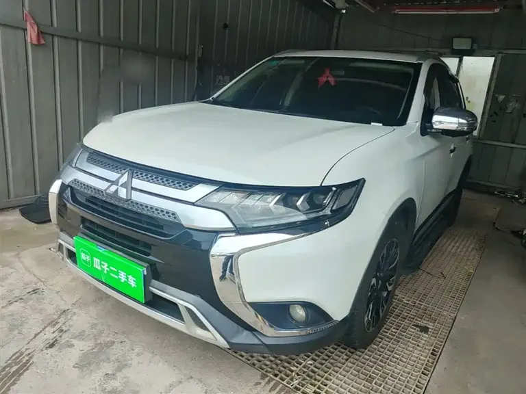 Mitsubishi Outlander 2.4 L 4 WD Enjoyment 7-seat CN-VI