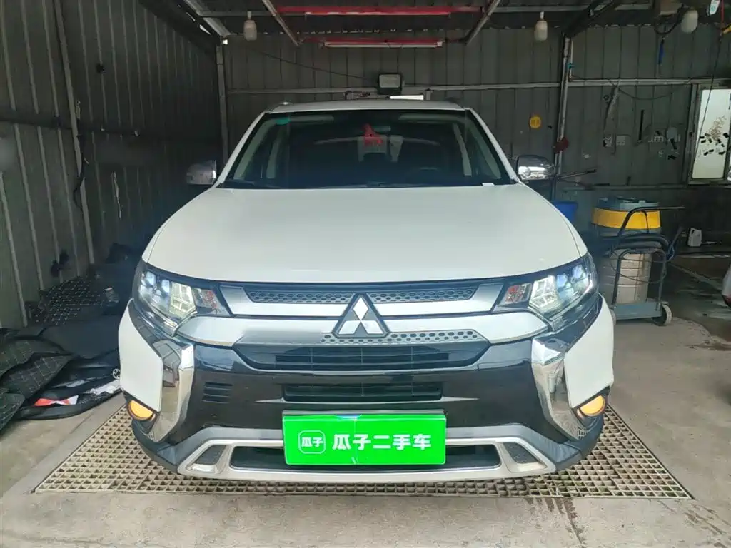 Outlander 2.4 L 4 WD Enjoyment 7-seat CN-VI