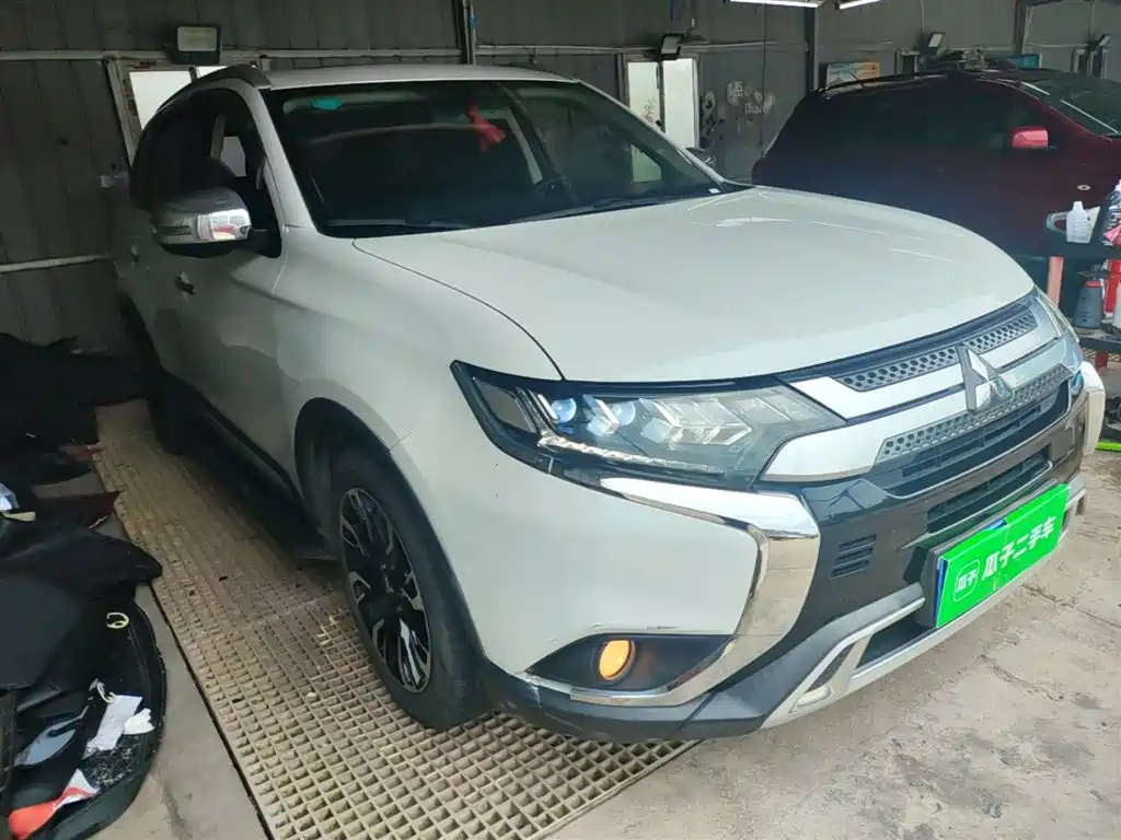 Outlander 2.4 L 4 WD Enjoyment 7-seat CN-VI
