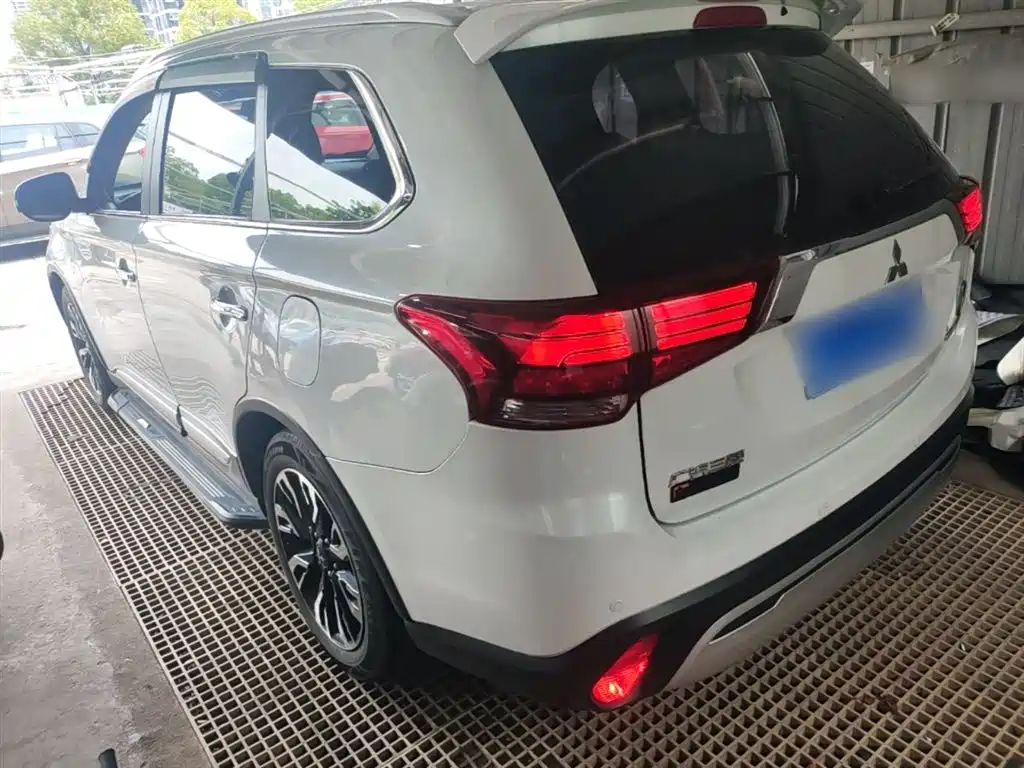 Outlander 2.4 L 4 WD Enjoyment 7-seat CN-VI