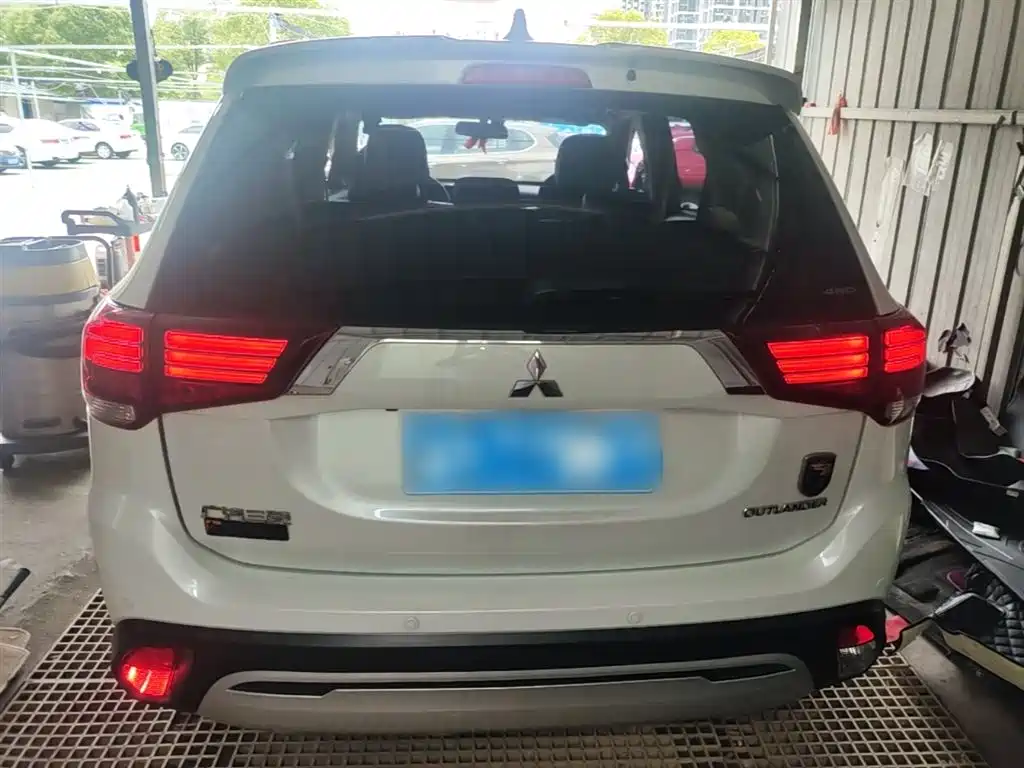Outlander 2.4 L 4 WD Enjoyment 7-seat CN-VI