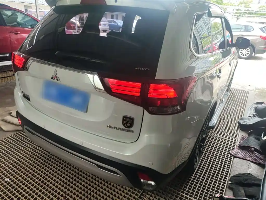 Outlander 2.4 L 4 WD Enjoyment 7-seat CN-VI