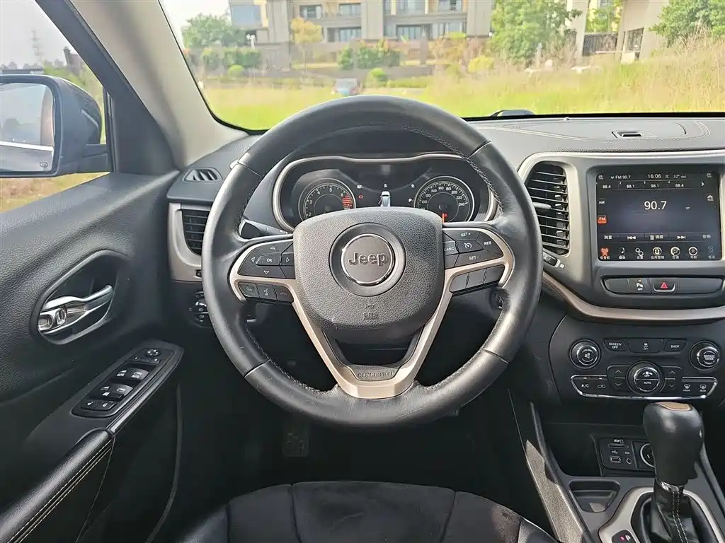Cherokee 2.0 L Leading
