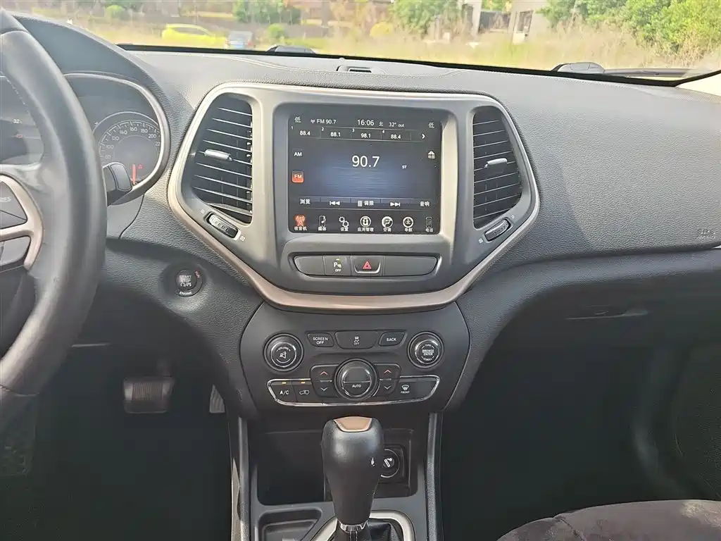 Cherokee 2.0 L Leading
