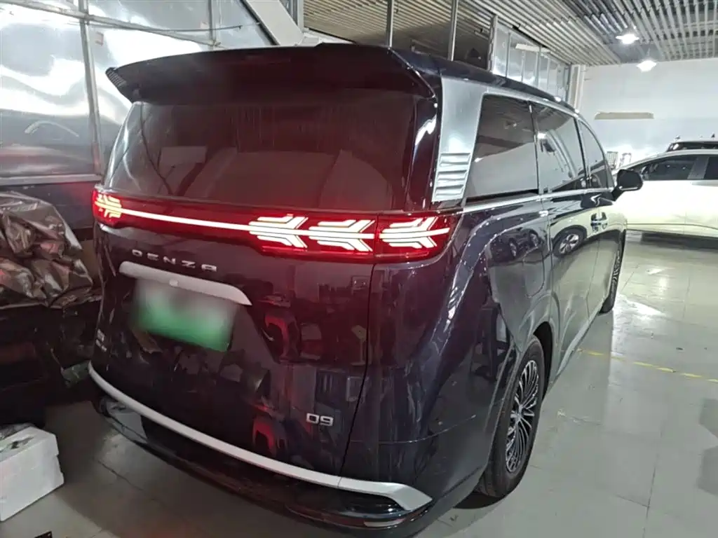 Denza D9 DM-i 970 4 WD Honored