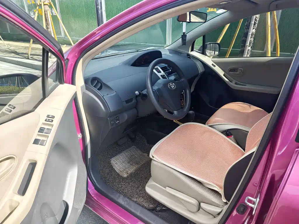 Yaris 1.6 E Auto Charm Motion