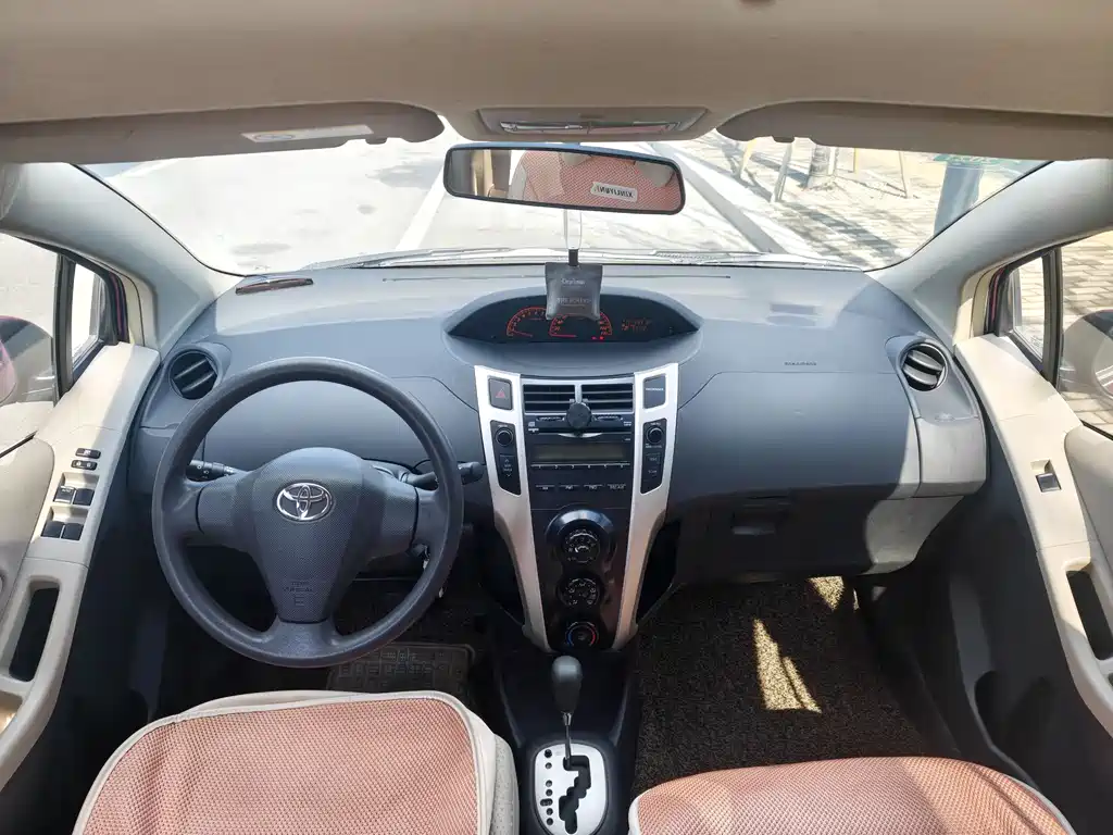 Yaris 1.6 E Auto Charm Motion