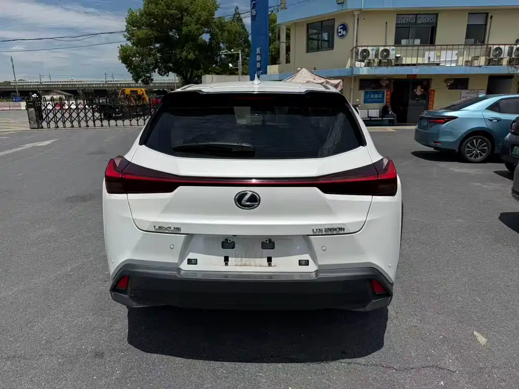 Lexus UX 260 h · CN-V