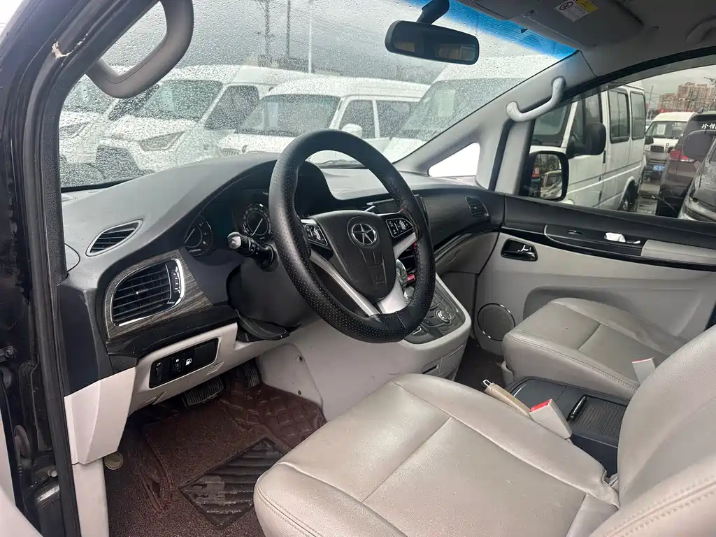 Refine M5 Color Tour 2.0 T Gasoline Auto Business