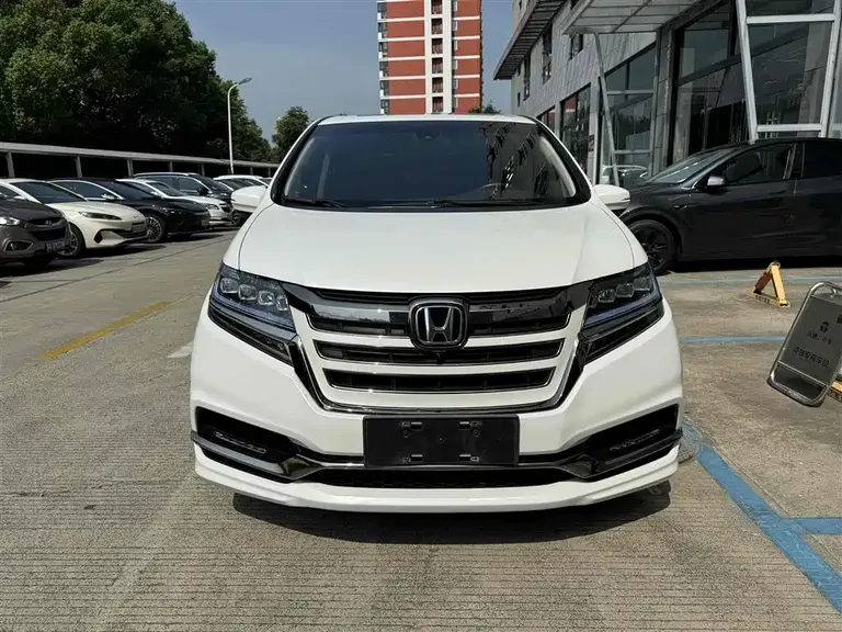 Honda Elysion 2.0 L Hybrid Luxury
