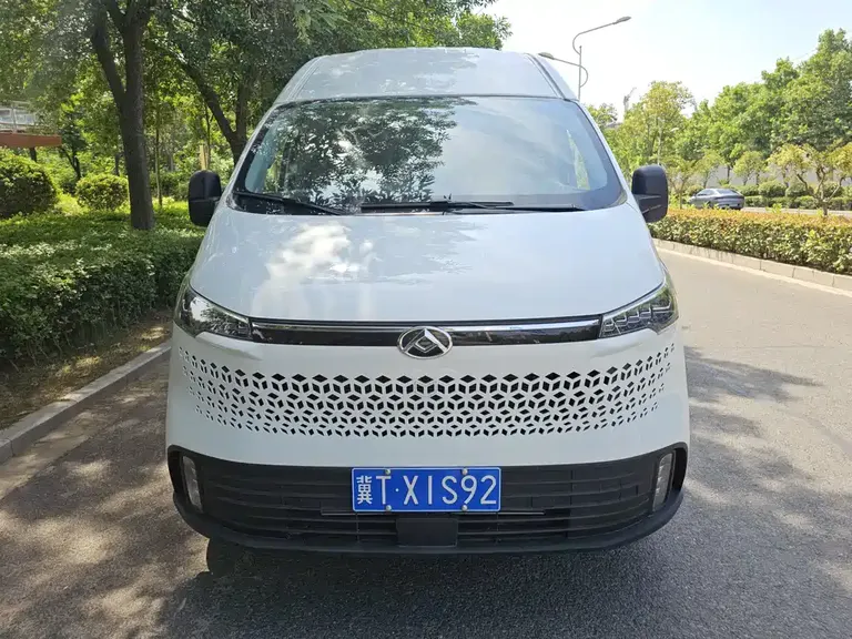 Maxus Xintu V70 新途V70 2023款 2.0 T 精英版 自动长轴中顶 6/7座