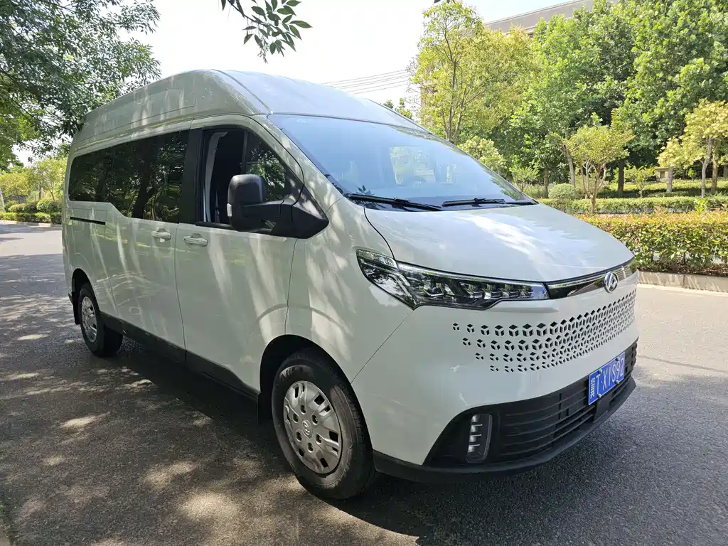 Xintu V70 新途V70 2023款 2.0 T 精英版 自动长轴中顶 6/7座